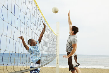 Zwei junge Männer spielen Beachvolleyball - ISF00826