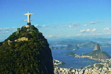 Christus der Erlöser-Statue mit Blick auf Rio de Janeiro und den Zuckerhut, Brasilien - ISF00854