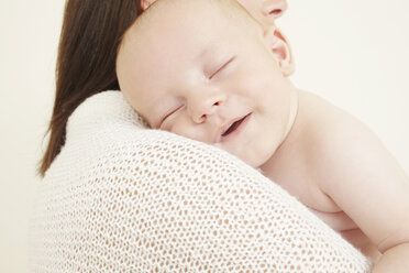 Mutter mit neugeborenem Baby schlafend auf der Schulter - ISF00861