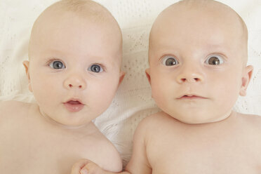 Baby-Junge und Baby-Mädchen starren in die Kamera - ISF00862