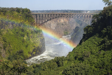 Regenbogen über dem Sambesi-Fluss und der Victoria Falls Bridge: Sambia rechts von der Brücke, Simbabwe links - ISF00872