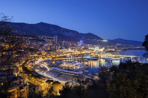 Fürstentum Monaco, Monaco, Monte Carlo und Port Hercule im Abendlicht - ABOF00341