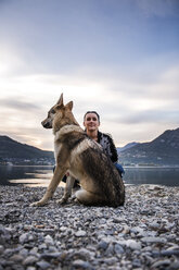 Porträt einer jungen Frau mit Hund am Flussufer, Vercurago, Lombardei, Italien - CUF01867