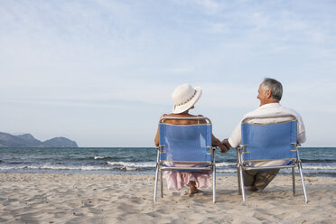 Pärchen auf Liegestühlen am Strand, Palma de Mallorca, Spanien - CUF01913
