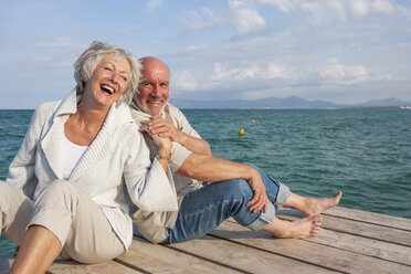 Umarmendes und lachendes Paar auf dem Bootssteg - CUF01933