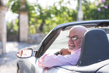 Portrait of senior man in convertible car - CUF01939