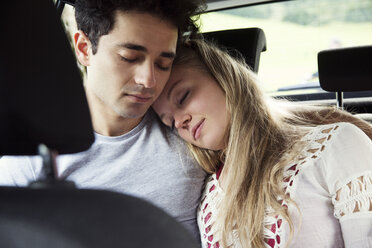 Couple in backseat of car sleeping - CUF01977