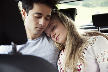 Ehepaar auf dem Rücksitz eines Autos schlafend - CUF01977
