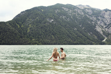 Pärchen hüfttief im Wasser, Achensee, Innsbruck, Tirol, Österreich, Europa - CUF01989