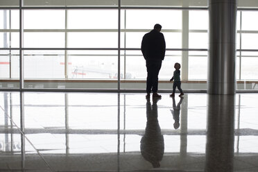 Vater und Sohn neben dem Fenster am Flughafen, Alberta, Kanada - CUF01995