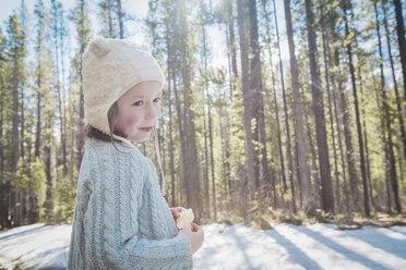 Mädchen mit Hut im Wald, Alberta, Kanada - CUF02001