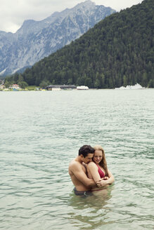 Paar hüfttief im Wasser umarmend, Achensee, Innsbruck, Tirol, Österreich, Europa - CUF02005