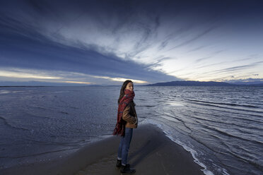 Porträt einer jungen Frau am Strand in der Abenddämmerung, Tarragona, Katalonien, Spanien - CUF02011