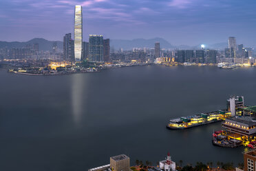 China, Hong Kong, Victoria Harbour, Kowloon in the evening - MKFF00365