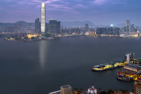 China, Hongkong, Victoria Harbour, Kowloon am Abend - MKFF00365