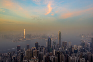 China, Hongkong, Skyline am Abend - MKFF00380
