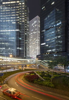China, Hongkong, Hochhäuser und Taxi bei Nacht - MKFF00385