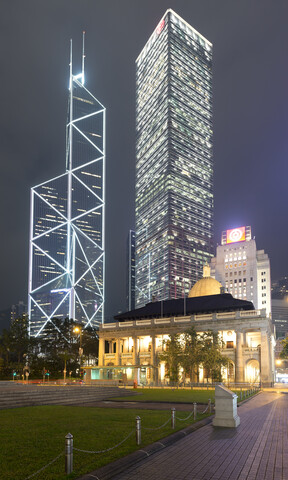 China, Hongkong, Ehemaliges legislatives Ratsgebäude bei Nacht, lizenzfreies Stockfoto