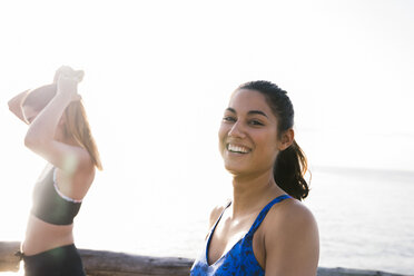 Porträt von zwei jungen Frauen beim Training am Strand - CUF02041