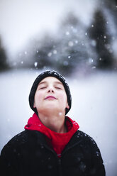Porträt eines Jungen im fallenden Schnee - CUF02085