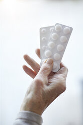 Ältere Frau hält Blisterpackung mit Medikamenten, Nahaufnahme - CUF02136