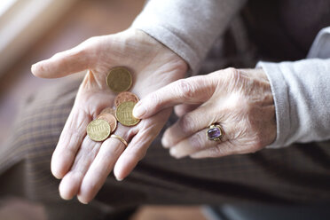 Ältere Frau beim Zählen von Münzen in der Hand, Nahaufnahme - CUF02137