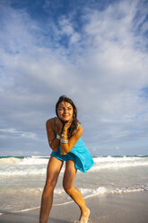 Junge Frau im Sommerkleid spielt am Strand, Tulum, Quintana Roo, Mexiko - CUF02217