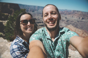 USA, Arizona, Grand Canyon National Park, happy couple taking a selfie - GEMF01946