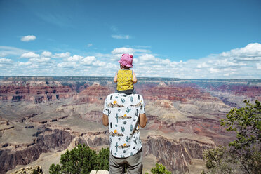 USA, Arizona, Grand Canyon National Park, Vater und kleines Mädchen genießen die Aussicht - GEMF01948
