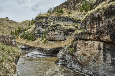 Inka-Seilbrücke über eine Flussschlucht, Huinchiri, Cusco, Peru - CUF02272