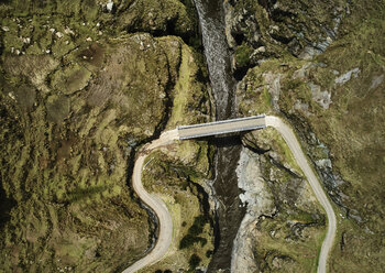 Luftaufnahme einer Brücke über einen Fluss, Huinchiri, Cusco, Peru - CUF02273