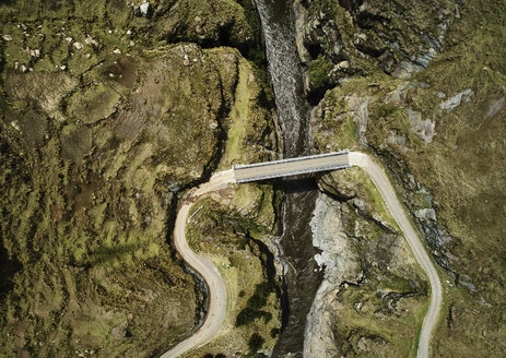 Luftaufnahme einer Brücke über einen Fluss, Huinchiri, Cusco, Peru - CUF02273
