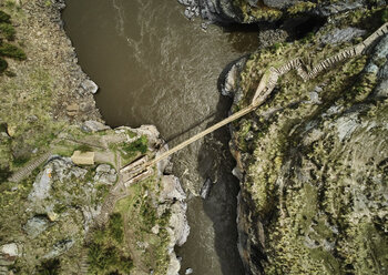 Luftaufnahme einer Seilbrücke über einen Fluss, Huinchiri, Cusco, Peru - CUF02275