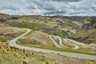 Landschaftsansicht von Landstraßen mit Haarnadelkurven, Huinchiri, Cusco, Peru - CUF02276