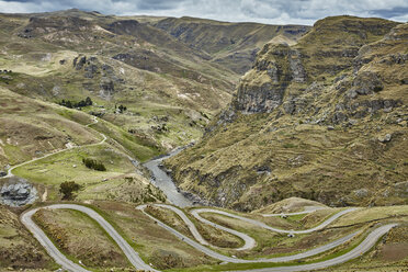 Landschaftsansicht von Landstraßen mit Haarnadelkurven, Huinchiri, Cusco, Peru - CUF02277