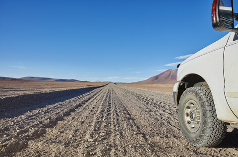 Wohnmobil auf Wüstenpiste geparkt, San Pedro de Atacama, Chile, lizenzfreies Stockfoto