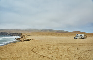 Wohnmobil an der Küste geparkt, Lagunillas, Ica, Peru - CUF02283