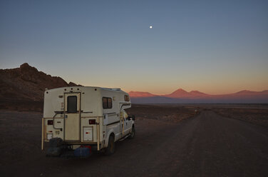 Wohnmobil im Valle de la Luna bei Sonnenuntergang, San Pedro, Atacama, Chile - CUF02288