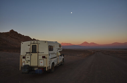 Wohnmobil im Valle de la Luna bei Sonnenuntergang, San Pedro, Atacama, Chile - CUF02288