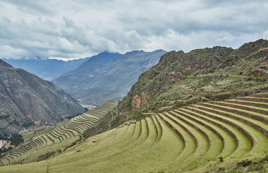 Terrassenfelder und ferne Berge, Pisac, Cusco, Peru - CUF02289