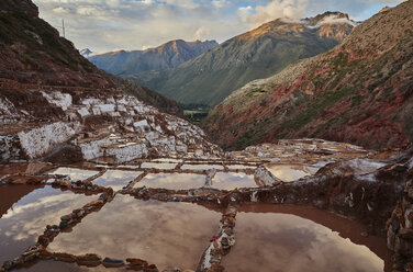 Blick auf Salzterrassen, Maras, Cusco, Peru - CUF02292