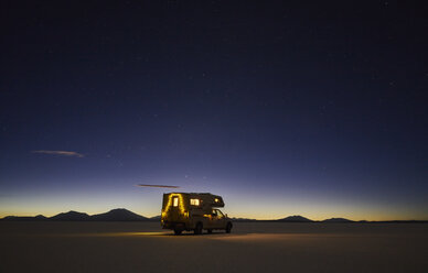 Wohnmobil, Fahrt in der Abenddämmerung, über Salzebenen, Salar de Uyuni, Uyuni, Oruro, Bolivien, Südamerika - CUF02293