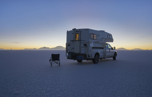 Wohnmobil geparkt auf Salzebene, Salar de Uyuni, Uyuni, Oruro, Bolivien, Südamerika - CUF02294