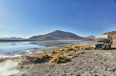 Wohnmobil fährt durch die Landschaft, Chalviri, Oruro, Bolivien, Südamerika, lizenzfreies Stockfoto