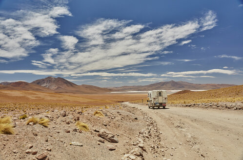 Wohnmobil fährt durch die Landschaft, Rückansicht, Chalviri, Oruro, Bolivien, Südamerika - CUF02298