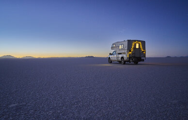 Wohnmobil, Fahrt in der Abenddämmerung, über Salzebenen, Salar de Uyuni, Uyuni, Oruro, Bolivien, Südamerika - CUF02299