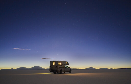 Wohnmobil, Fahrt in der Abenddämmerung, über Salzebenen, Salar de Uyuni, Uyuni, Oruro, Bolivien, Südamerika - CUF02300