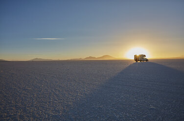 Wohnmobil, Fahrt über Salzwiesen, Salar de Uyuni, Uyuni, Oruro, Bolivien, Südamerika - CUF02302