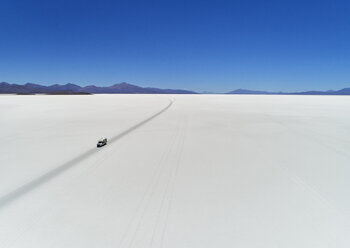 Wohnmobil, Fahrt über Salzwiesen, Salar de Uyuni, Uyuni, Oruro, Bolivien, Südamerika - CUF02304