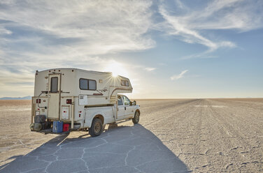 Wohnmobil, Fahrt über Salzwiesen, Salar de Uyuni, Uyuni, Oruro, Bolivien, Südamerika - CUF02305